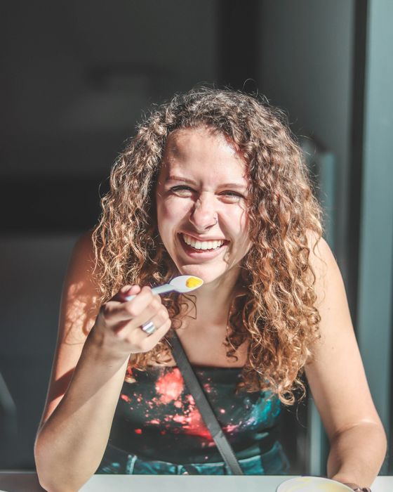 Mujer sonriente desayunando de forma saludable